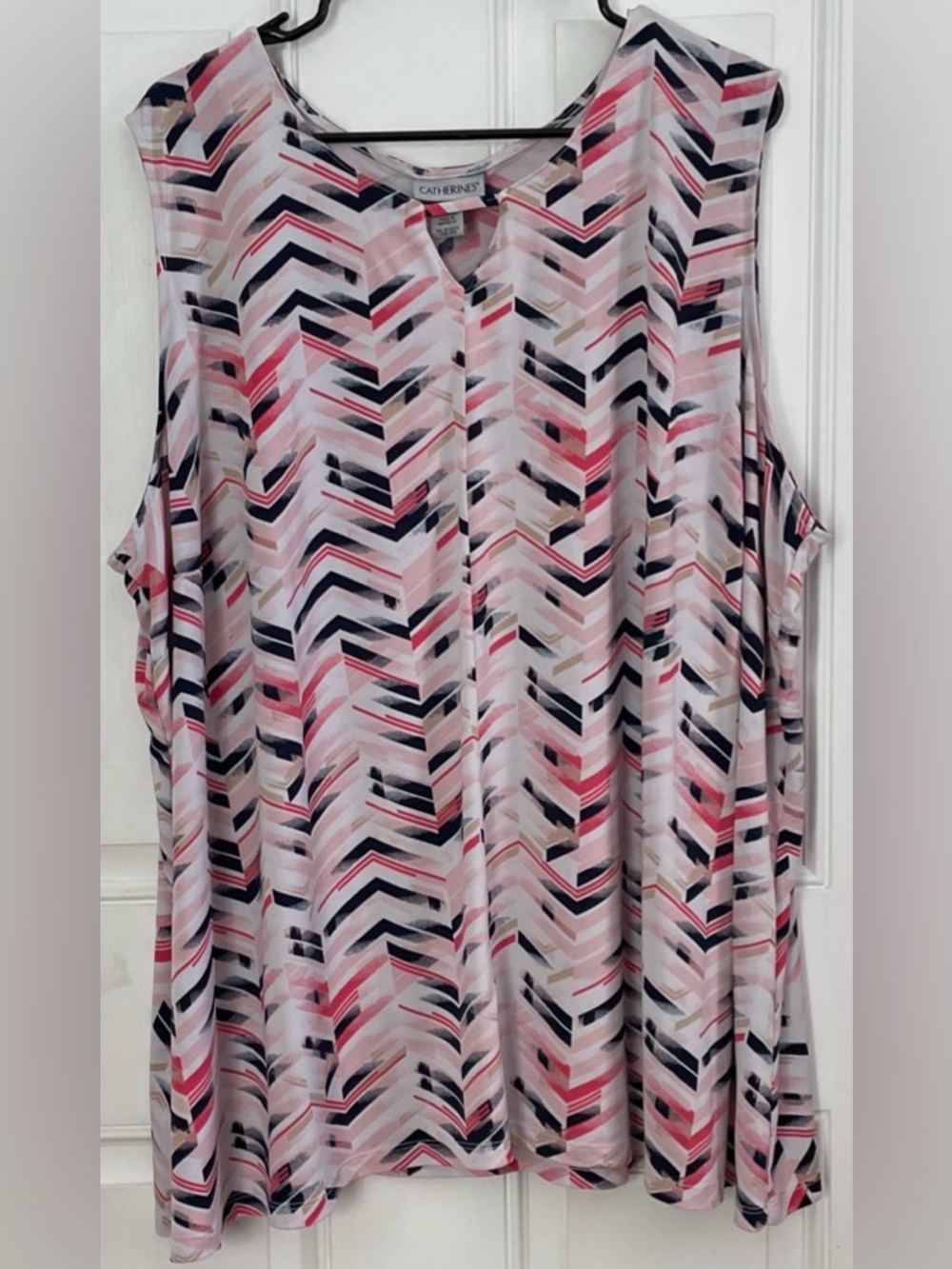 Catherines Women’s Sleeveless Top 4X Pink Navy Chevron Keyhole Bar Detail.